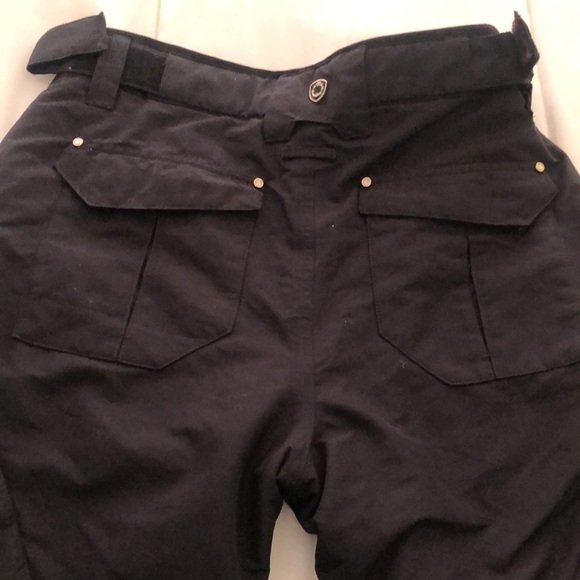 Empyre Clothing black ski pants with multiple zipper pockets & Velcro waistband - Picture 13 of 14